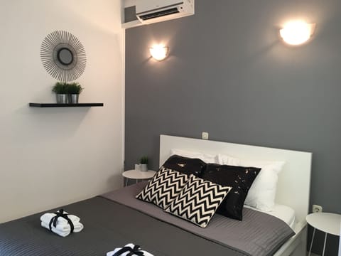 Desk, soundproofing, free WiFi, bed sheets