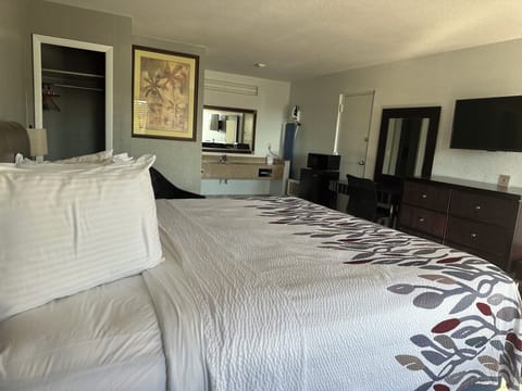 Executive Single Room, 1 King Bed | Premium bedding, desk, laptop workspace, free WiFi