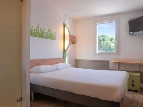 Double Room | Desk, blackout drapes, free WiFi, bed sheets