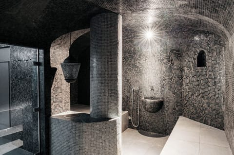 Couples treatment rooms, sauna, hot tub, steam room, Turkish bath