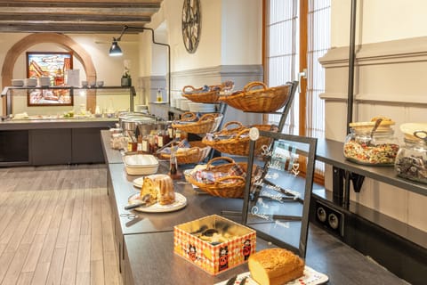 Daily buffet breakfast for a fee