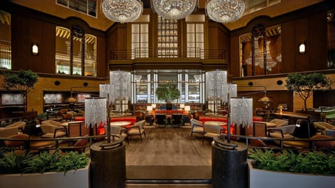 6 restaurants; breakfast, lunch, and dinner served