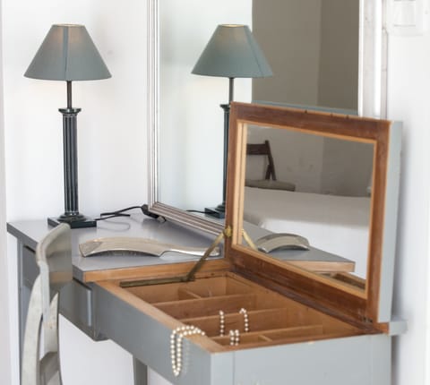 Suite (Roma) | Premium bedding, down comforters, minibar, desk