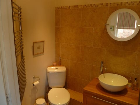 Shower, hair dryer, towels, shampoo