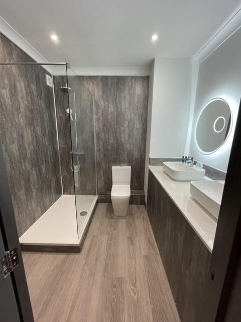 Executive Room, Ensuite | Bathroom | Free toiletries, hair dryer, towels, soap