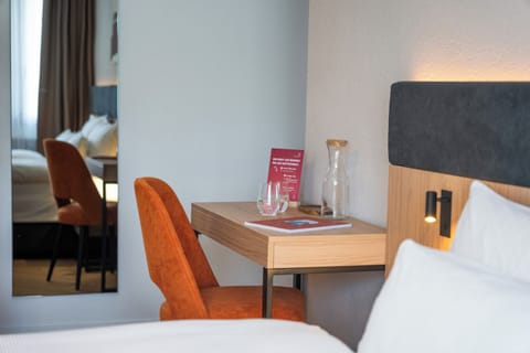 Classic Room, 1 King Bed | Minibar, desk, laptop workspace, blackout drapes