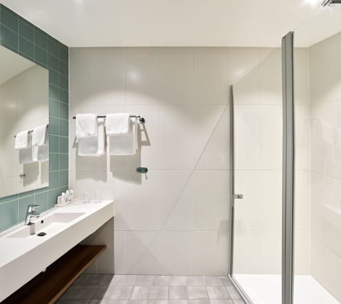 Junior Suite | Bathroom | Shower, free toiletries, hair dryer, towels