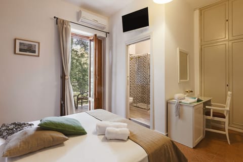 Triple Room | Minibar, desk, free WiFi, bed sheets