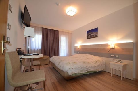 Triple Room | In-room safe, desk, blackout drapes, free WiFi