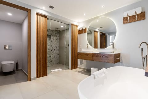 Sea View Suite | Bathroom | Separate tub and shower, free toiletries, hair dryer, bathrobes