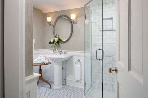 Deluxe One-Room Suite | Bathroom | Designer toiletries, hair dryer, towels