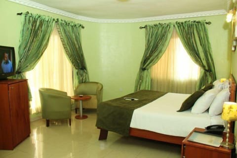 Executive Double or Twin Room | In-room safe, desk, blackout drapes, iron/ironing board