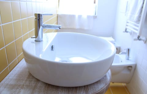 Standard Triple Room | Bathroom | Shower, rainfall showerhead, free toiletries, hair dryer