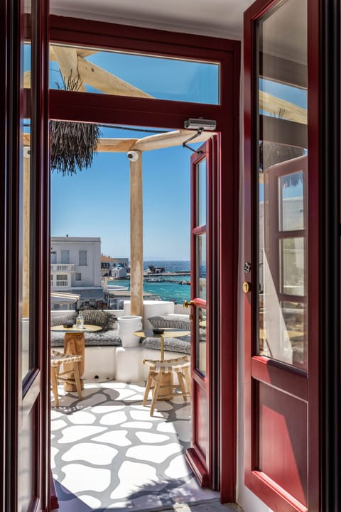 2 bars/lounges