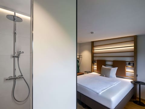 Business Room | Bathroom | Shower, rainfall showerhead, free toiletries, hair dryer