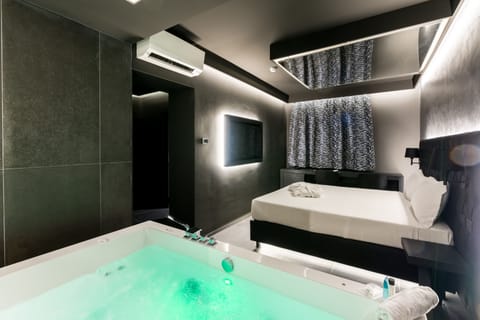 Suite, Hot Tub (Elegance) | Minibar, in-room safe, desk, blackout drapes