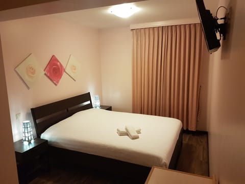 Double Room | Desk, soundproofing, free WiFi, bed sheets