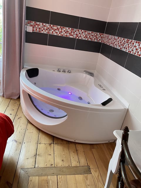 Signature Double Room, 1 Queen Bed, Jetted Tub, Garden Area | Premium bedding, individually decorated, individually furnished