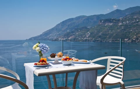 2 restaurants, dinner served