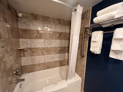 Standard Room, 1 King Bed, Non Smoking | Bathroom | Combined shower/tub, hair dryer, towels