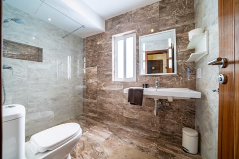 Superior Room, Terrace | Bathroom | Shower, free toiletries, hair dryer, towels