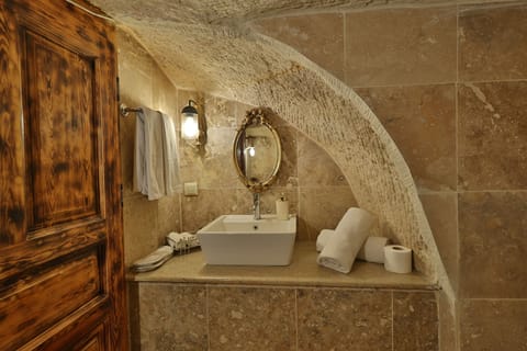 Family Suite | Egyptian cotton sheets, premium bedding, pillowtop beds, in-room safe