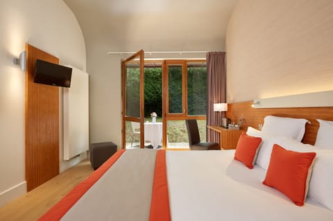 Superior Double Room | Premium bedding, desk, iron/ironing board, free WiFi