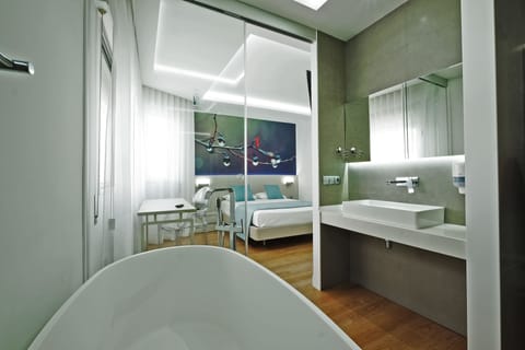 Junior Suite | Desk, blackout drapes, free cribs/infant beds, rollaway beds