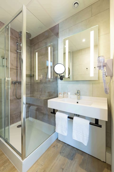 Classic Room, 1 Double Bed, Non Smoking | Bathroom | Hair dryer, towels