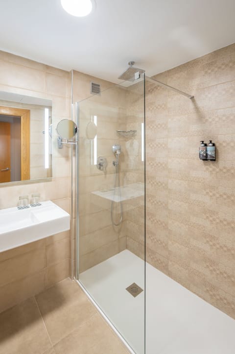Comfort Room | Bathroom | Rainfall showerhead, free toiletries, hair dryer, towels