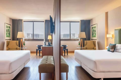 Hypo-allergenic bedding, down comforters, in-room safe, desk