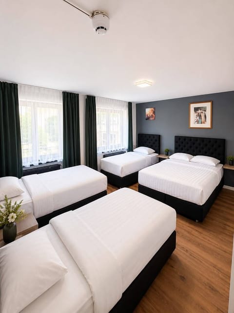 Family Room (For 5 people) | Desk, soundproofing, iron/ironing board (on request), WiFi (free)