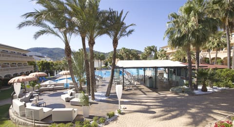 Poolside bar