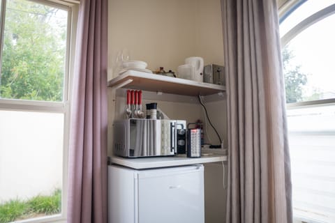 Business Single Room | Private kitchen | Fridge, microwave, electric kettle, cookware/dishes/utensils