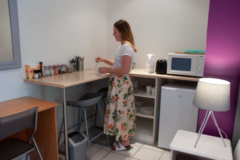 Autumn Room  | Private kitchenette | Fridge, microwave, electric kettle, cookware/dishes/utensils