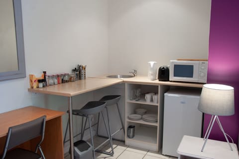 Autumn Room  | Private kitchenette | Fridge, microwave, electric kettle, cookware/dishes/utensils