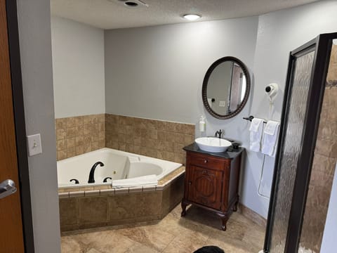 Deluxe Room, 1 King Bed | Bathroom | Shower, eco-friendly toiletries, hair dryer, towels