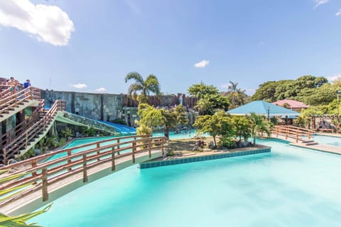 3 outdoor pools, cabanas (surcharge)