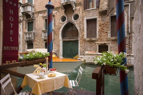 Swim-up bar