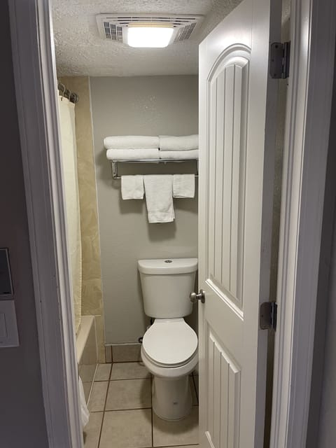 Standard Room, 2 Queen Beds, Non Smoking, Jetted Tub | Bathroom | Jetted tub, free toiletries, hair dryer, towels