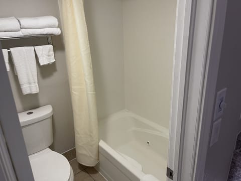 Standard Room, 2 Queen Beds, Non Smoking, Jetted Tub | Bathroom | Jetted tub, free toiletries, hair dryer, towels