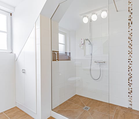 Apartment | Bathroom | Shower, free toiletries, hair dryer, towels