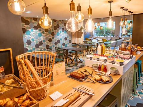 Free daily buffet breakfast