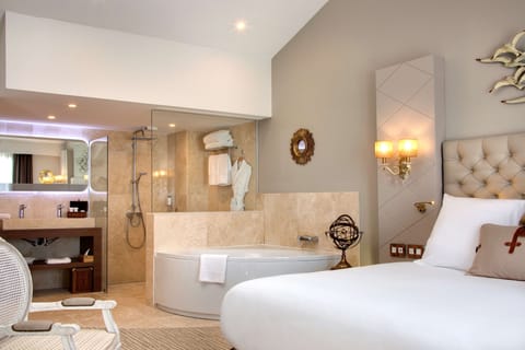 Room, 1 King Bed (Tropezienne) | Bathroom | Free toiletries, hair dryer, bathrobes, slippers
