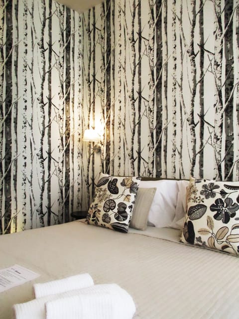 Standard Double Room Single Use | Minibar, desk, soundproofing, iron/ironing board