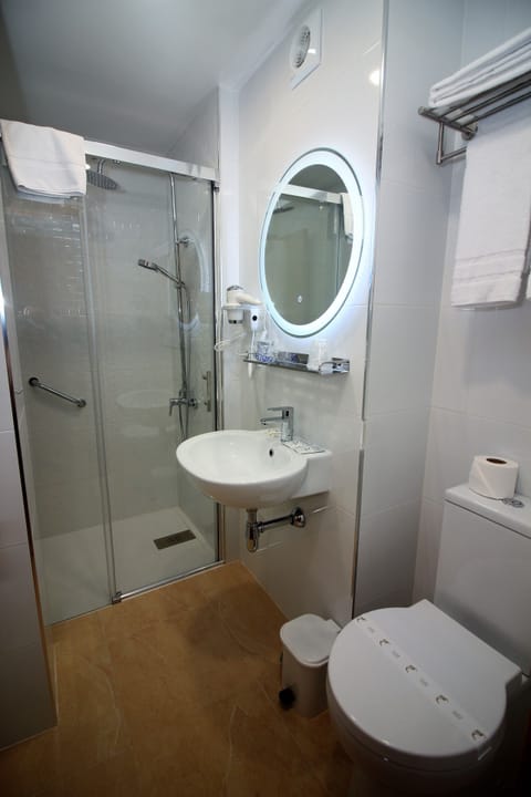 Twin Room | Bathroom | Free toiletries, hair dryer, towels