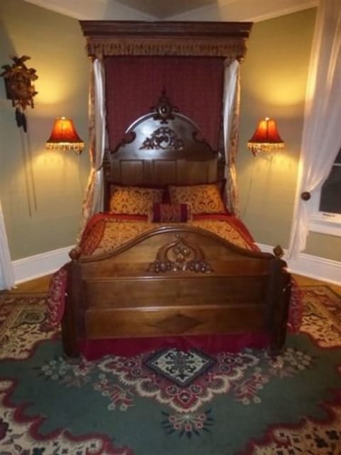 Wiley's Room: Museum like room on Farm once owned by Jack Daniel's brother | Egyptian cotton sheets, premium bedding, memory foam beds