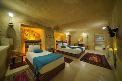 Room (Queen Cave) | Premium bedding, minibar, in-room safe, individually decorated