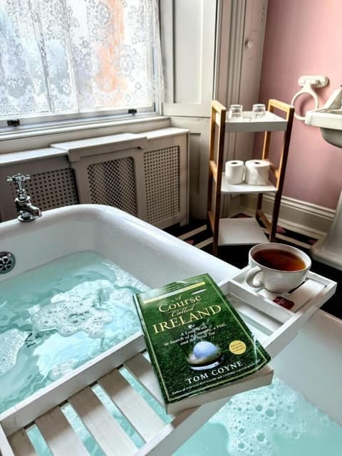 Superior Quadruple Room | Bathroom | Free toiletries, hair dryer, towels