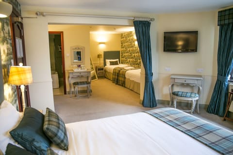 Comfy Family Room Sleeps 4 (Double Bed & 2 Singles) | 1 bedroom, iron/ironing board, rollaway beds, free WiFi